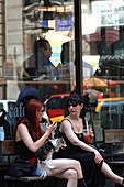 zwei Frauen sitzen vor einem Café in SoHo, Manhatten, New York, USA