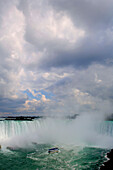 The Maid of the Mist infront of the Niagara Falls, Ontario, Kanada