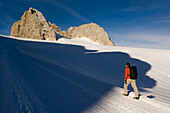 Bergsteiger überquert Gletscher auf dem Weg zum Hohen Dachstein, Österreich