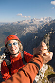 Handschlag auf dem Gipfel des Donnerkogels, Gosaukamm, Salzkammergut, Österreich