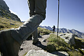 Wanderer auf Wanderweg, Val Torrone, Bergell, Lombardei, Italien