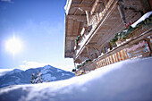 Typisches Tiroler Gasthof im Schnee, Nieding, Brixen im Thale, Tirol, Österreich