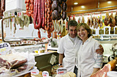 Costa Brava,Verkäuferin Dolores mit ihrem Mann in der Wurst und Käsehandlung Dolores, Markthalle in Palafrugell, Costa Brava, Katalonien Spanien