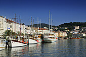 Segelboote im Hafen von Mali Losinj, Insel Cres, Kroatien
