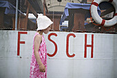 Mädchen vor Fischrestaurant, Valun, Cres, Kroatien