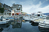 Hafen und Boote im Abendlicht, Valun, Insel Cres, Kroatien