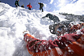 Kletterschüler üben das Stürzen im Schnee, Hallstätter Gletscher am Dachstein,  Österreich