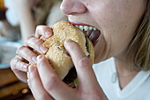 Frau isst Hamburger im Windjammer Café, Freedom of the Seas Kreuzfahrtschiff, Royal Caribbean International Cruise Line