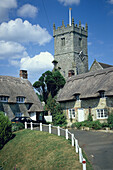 Kirche und Häuser, Cottages, in Godshill, ein geschütztes Dorf, Isle of Wight, England