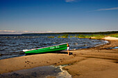 Boot am Sandstrand in Vosu, Lahemaa, Estland