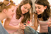 Weibliche Teenager (14-16) lakieren sich die Fingernägel
