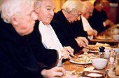 Mönche beim Essen, Glenstal Abbey, Irland