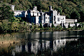 Blick auf Kylemore Abbey mit See, County Galway, Irland