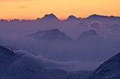 Blick aus den Ötztaler Alpen zum Peitlerkofel in den Dolomiten, zart-rosa Kulissenstaffelung mit Wolken dazwischen, Südtirol, Italien