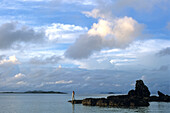 Frau steht am Felsenrand,Castaway Island Resort, Castaway Insel, Mamanuca Gruppe, Fiji