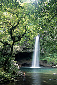 Frau bei Bouma Falls,Wasserfälle,Tavoro Nationalpark, Taveuni, Fiji