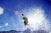 Ein Freerider macht einen akrobatischen Sprung mit Skis. Im Hintergrund der Gipfel La Meije, La Grave, Oisans, Parque National des Ecrins, Dauphiné, Frankreich, Alpen, MR.
