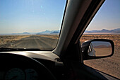 Blick aus dem Autofenster auf Strasse, Piste, Pad durch den Namib Rand Nature Reserve. Namibia, Afrika.