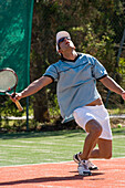 Tennisspieler jubelt auf dem Platz, Apulien, Italien