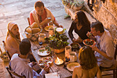 Freunde essen zusammen auf Terrasse, Apulien, Italien