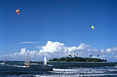 Windsurfers und Motu Martin,Blick von Hiti Mahina Beach, Tahiti, Französisch Polynesien