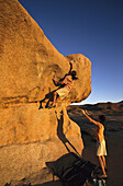 Paar beim Bouldern,Tafraoute, Marokko