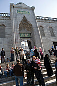 Menschenmenge bei der Sultan Ahmet Cami Blaue Moschee, Istanbul, Türkei