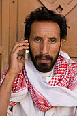 Jemenit telephoniert mit seinem Handy, Sana'a, Jemen
