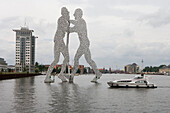 Skulptur, Molecule Man und Connoisseur Caprice Hausboot, Spree, Treptow, Berlin, Deutschland