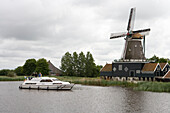 Windmühle und Hausboot, Crown Blue Line, Geeuw River, Ijlst, Friesische Seen, Niederlande