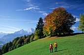 Pärchen in Herbstlandschaft mit Blick auf Watzmann,  Berchtesgadener Alpen, Oberbayern, Bayern, Deutschland