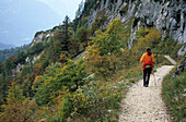 Bergsteigerin am Stöhrweg, Abstieg vom Untersberg, Berchtesgadener Alpen, Oberbayern, Bayern, Deutschland