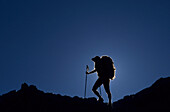 Bergsteiger im Gegenlicht mit Lichtsaum, Dachsteingruppe, Salzburg, Österreich