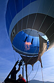 Start zu Ballonfahrt, Heizen des Heissluftballons mit Passagieren in der Gondel, Bad Tölz, Oberbayern, Bayern, Deutschland
