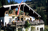 Hochalm mit Gästen auf der Sonnenterrasse, Chiemgau, Bayrische Alpen, Salzburg, Österreich