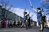 Schwertertanz mit historischen Kostümen beim Georgiritt und Festumzug in Traunstein, Chiemgau, Oberbayern, Bayern, Deutschland