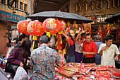 Leute kaufen Lampions auf der Yaowarat Road, Chinatown, Bangkok, Thailand