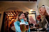 Zwei Frauen trinken Bier in einer Kneipe, Bonifacio, Korsika, Frankreich