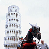 Menschen und Pferd mit Kutsche vor schiefem Turm, Pisa, Italien