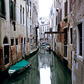 Schmaler Kanal mit Brücke und Booten, Venedig, Italien