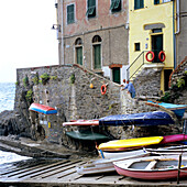 Zwei Männer blicken auf Bootsanlegestelle, Riomaggiore, Cinque Terre, Italien