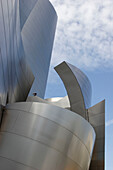 Walt Disney Konzerthalle, modernes Gebäude unter Wolkenhimmel, Los Angeles, Kalifornien, USA