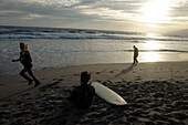 Surfer, venice beach, Los Angeles, Kalifornien, Vereinigte Staaten von Amerika, U.S.A.