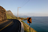 Leere Landstrasse an der Küste bei Sonnenaufgang, Waimanalo Bucht, Honolulu, Hawaii, Amerika, USA