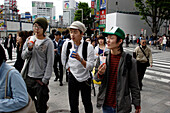 Schüler, Studenten, Junge Menschen, bei der JR Yamanote Line Station Shinjuku, East Shinjuku, Tokio, Tokyo, Japan