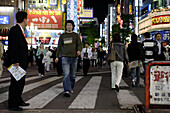 Junge Leute, junge Menschen, Shopping, Abends, Nacht, East Shinjuku, Tokio, Tokyo, Japan