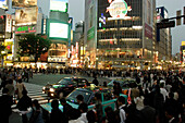 Rush hour, große Verkehrskreuzung vor der JR Yamanote Station Shibuya Station, Hachiko Exit, Tokio, Tokyo, Japan