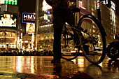 Regen, Fahrrad, Rush hour, große Verkehrskreuzung vor der JR Station Shibuya Station, Hachiko Exit, Tokio, Tokyo, Japan
