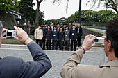 Besucher, Geschäftsleute vor dem Kaiserlichen Palast, Kaiserlicher Palast,Imperial Palace, Marunouchi, Tokyo, Japan