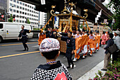 Kanda-Festival, Menschen tragen Altare durch die Strassen von Asakusa, Tokio, Japan